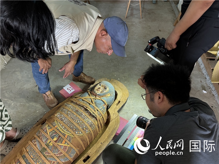 圖為中埃薩卡拉新出土文物數(shù)字化調(diào)查與研究項目團隊在工作現(xiàn)場。薛江攝