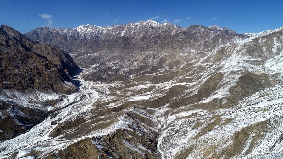 2023年2月9日在寧夏賀蘭山蘇峪口國家森林公園拍攝的雪后賀蘭山（無人機(jī)照片）。新華社記者 王鵬 攝