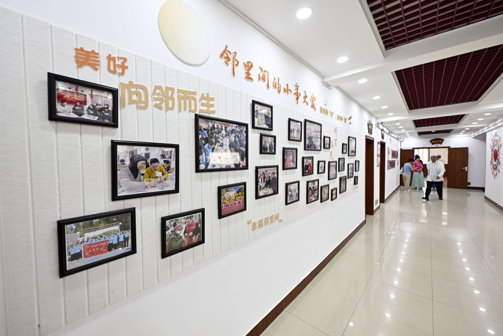 6月19日在長城花園社區(qū)黨群服務中心拍攝的照片墻。