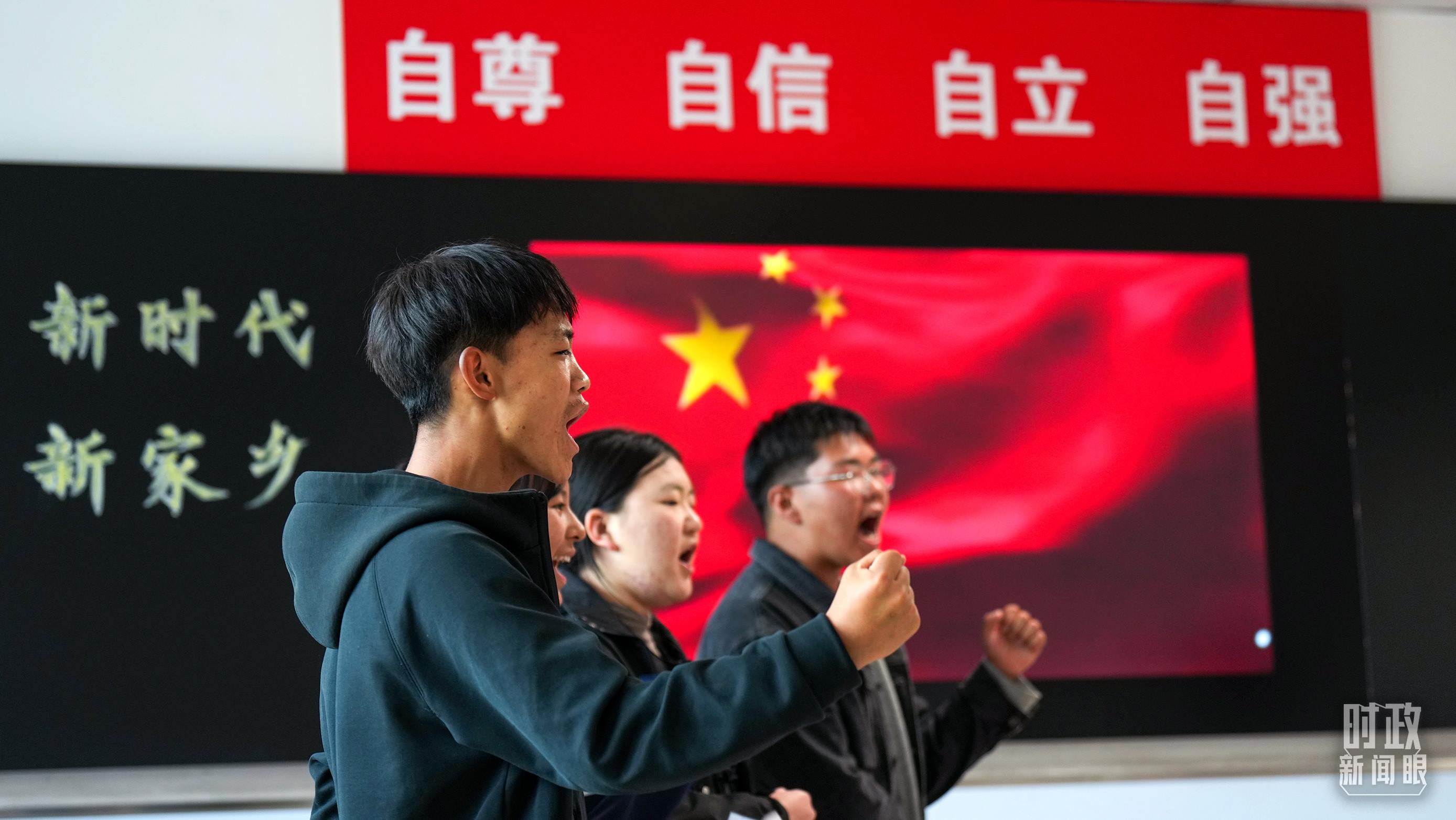△果洛西寧民族中學(xué)高一（1）班的“新時代、新家鄉(xiāng)”主題思政課。（總臺央視記者許永松、國廣記者李晉拍攝）