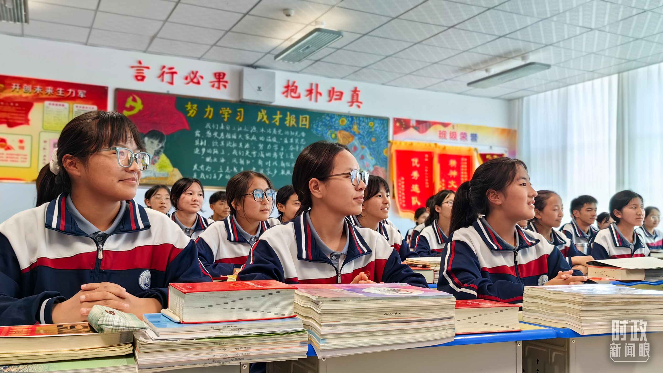 △果洛西寧民族中學(xué)高一（1）班的“新時代、新家鄉(xiāng)”主題思政課。（總臺央視記者段德文拍攝）