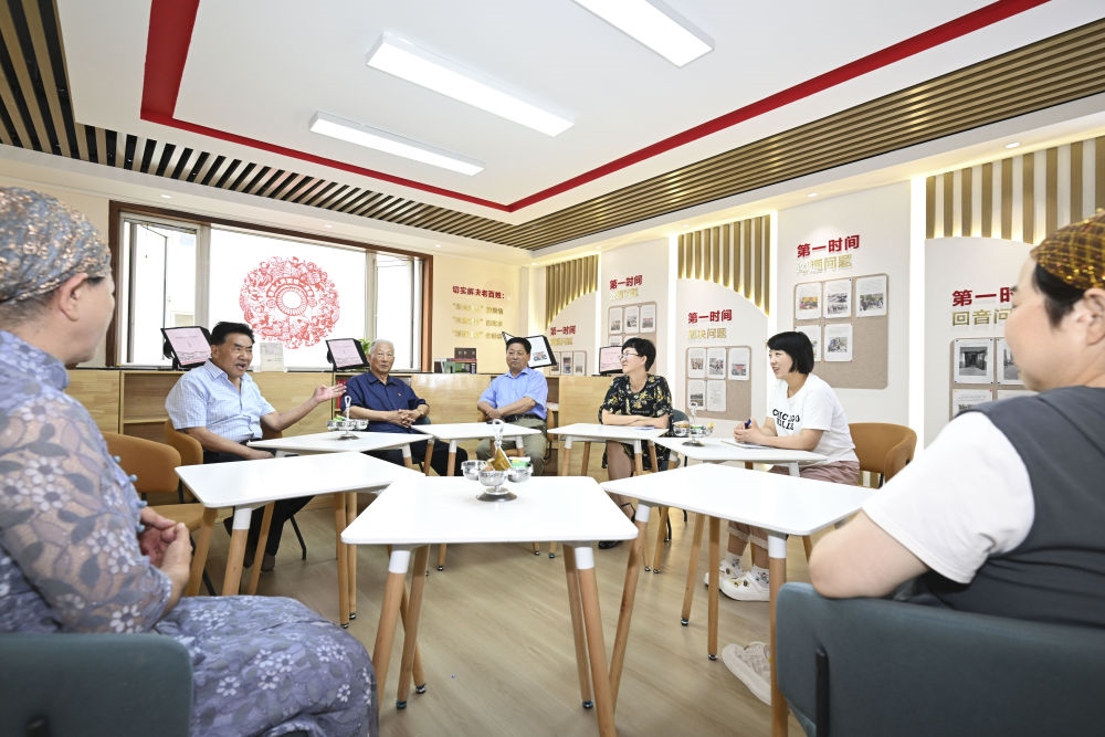 6月20日，長城花園社區(qū)居民在居民議事廳議事。