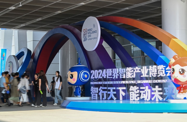 6月20日，與會者走入國家會展中心（天津）參會。新華社記者 孫凡越 攝