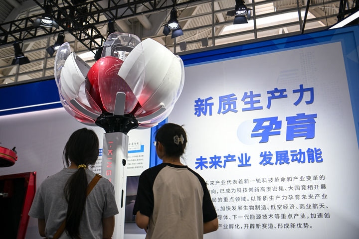 6月20日，與會者參觀天津云圣智能科技有限責任公司展區(qū)展出的“圣·寶蓮燈”全自主無人機巡檢系統(tǒng)。新華社記者 孫凡越 攝