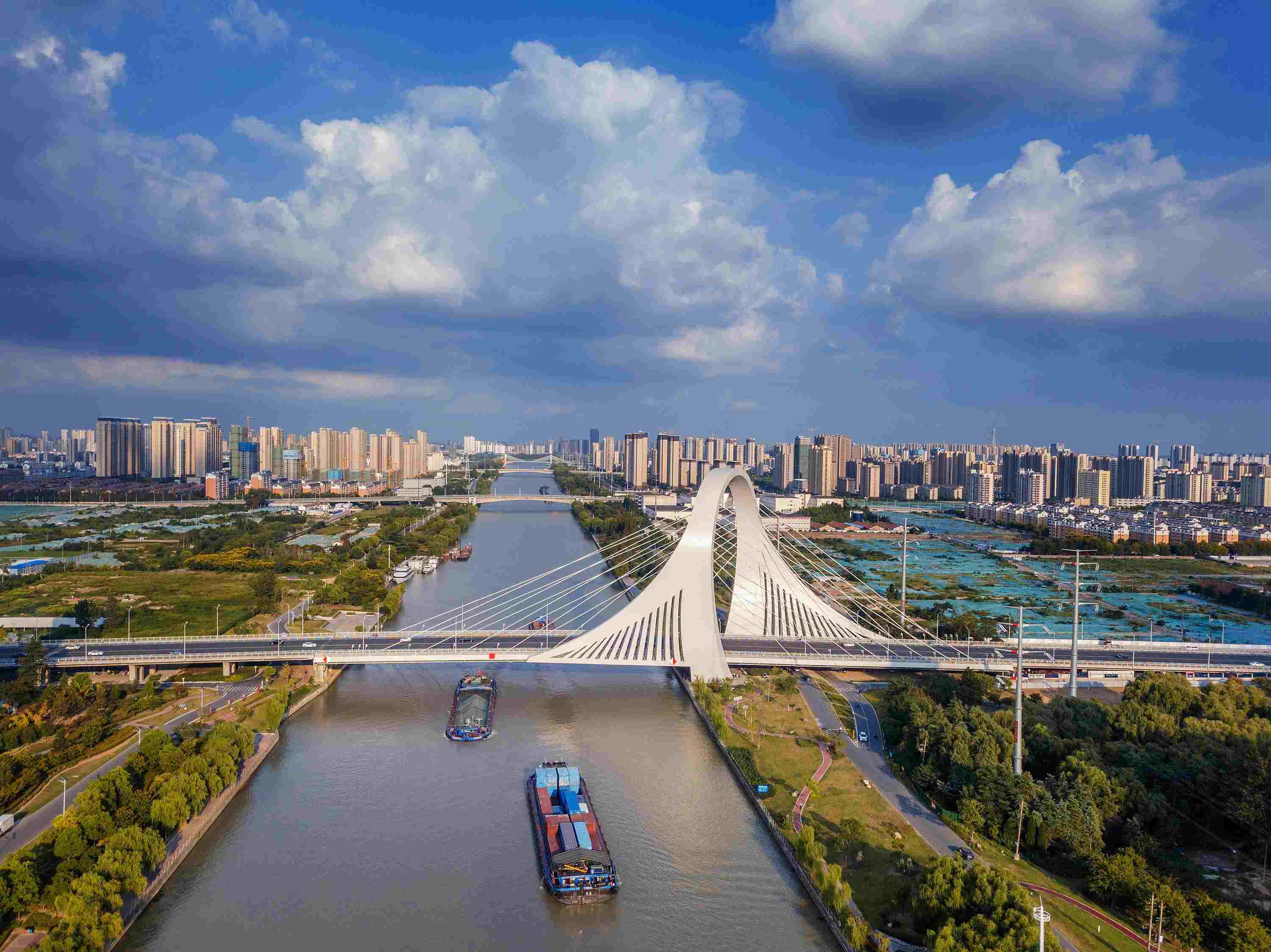 2022年9月12日，幾艘船舶行駛在江蘇淮安運(yùn)河大橋附近。