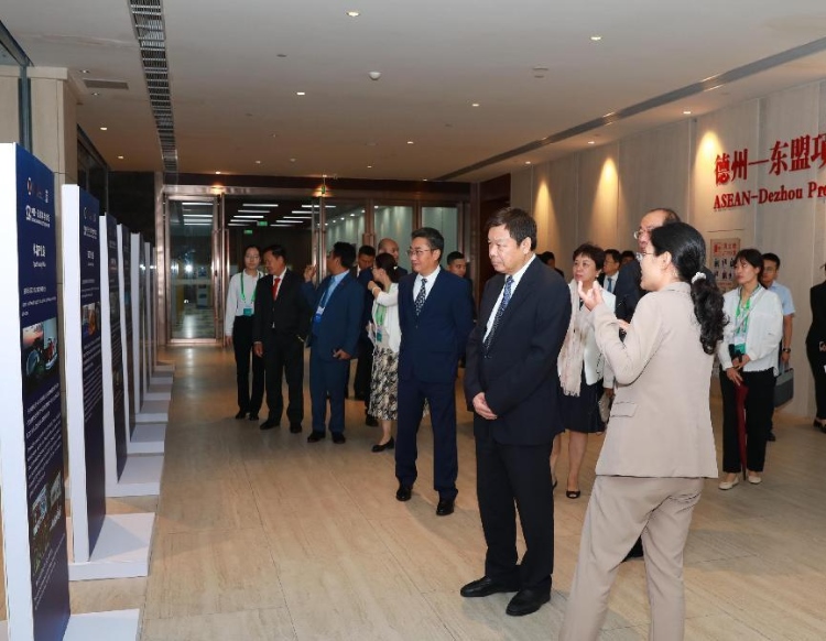 與會嘉賓參觀圖片展。中國外文局供圖