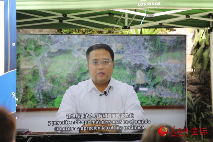 德化縣人民政府縣長方俊欽視頻致辭。人民網(wǎng) 埃內(nèi)斯托·多明戈斯攝