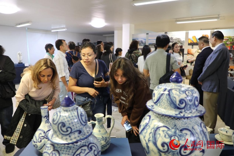 在展覽現(xiàn)場，觀眾們駐足欣賞德化瓷和墨西哥彩瓷。人民網(wǎng) 埃內(nèi)斯托·多明戈斯攝