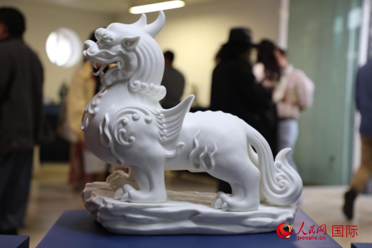 展覽現(xiàn)場的德化白瓷。人民網(wǎng) 埃內(nèi)斯托·多明戈斯攝