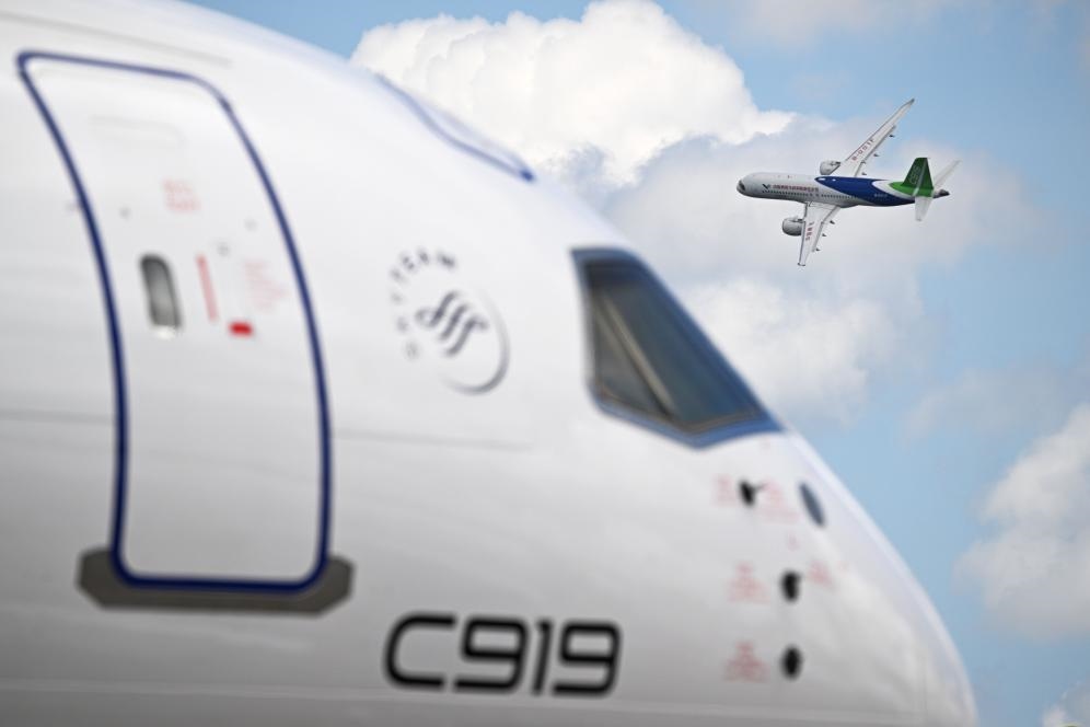 一架中國(guó)商飛公司C919客機(jī)在新加坡航展上做飛行表演（2024年2月20日攝）。新華社發(fā)（鄧智煒攝）