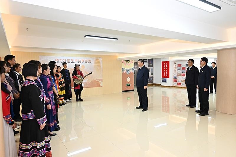 2023年12月14日，習(xí)近平總書記在廣西南寧市良慶區(qū)蟠龍社區(qū)黨群服務(wù)中心文體活動(dòng)室同社區(qū)居民親切交流。