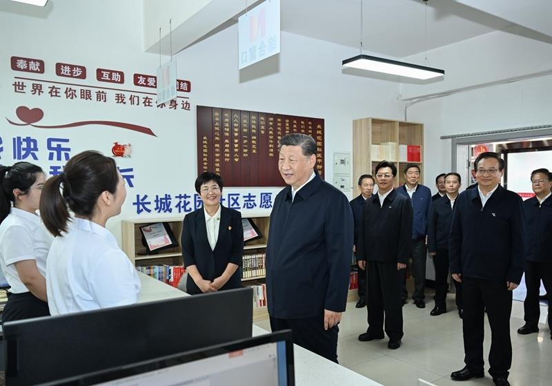 2024年6月19日，習(xí)近平總書記在寧夏銀川市金鳳區(qū)長(zhǎng)城花園社區(qū)黨群服務(wù)中心便民服務(wù)廳了解社區(qū)開展便民惠民服務(wù)等情況。