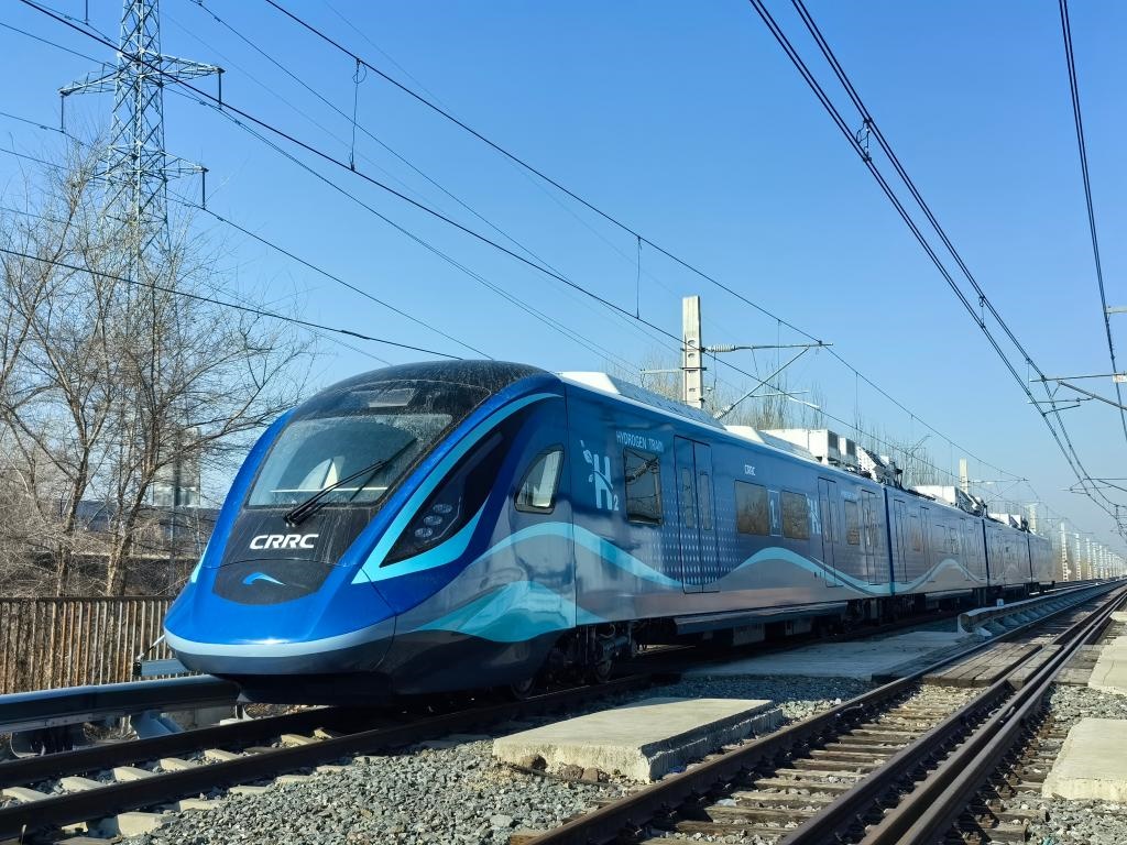 我國(guó)首列氫能源市域列車在位于長(zhǎng)春的中車長(zhǎng)客試驗(yàn)線進(jìn)行運(yùn)行試驗(yàn)（2024年3月21日攝）。新華社發(fā)（中車長(zhǎng)客股份公司提供）