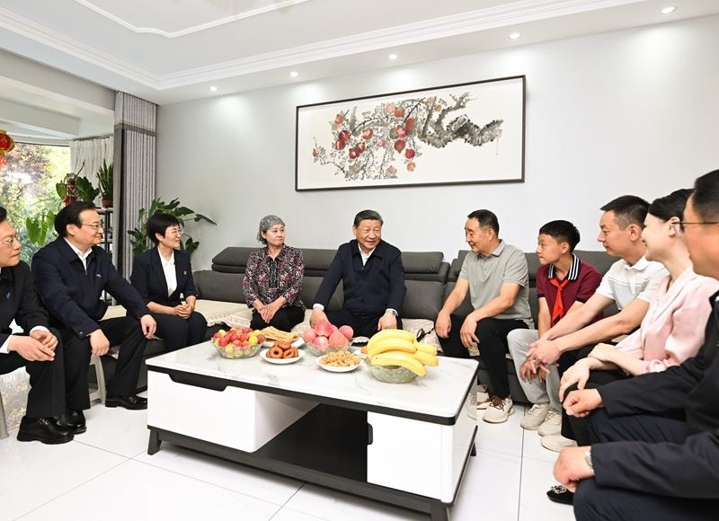 2024年6月19日，習(xí)近平總書記在寧夏銀川市金鳳區(qū)長(zhǎng)城花園社區(qū)居民趙守成家中，同一家人圍坐在一起拉家常。