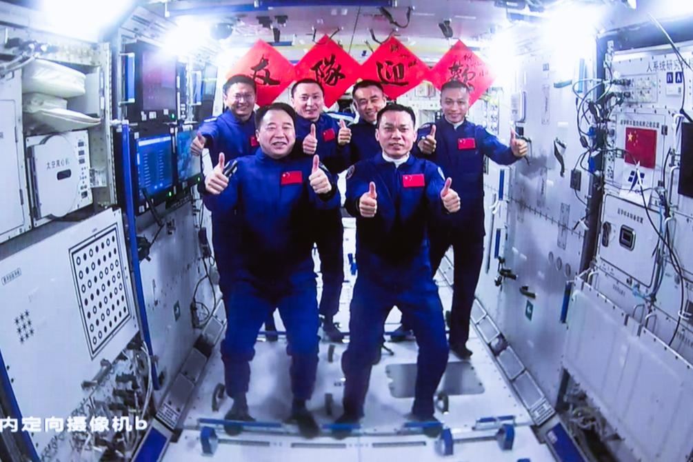 這是在北京航天飛行控制中心拍攝的神舟十六號(hào)航天員乘組與神舟十七號(hào)航天員乘組“全家?！保?023年10月26日攝）。新華社發(fā)（韓啟揚(yáng) 攝）