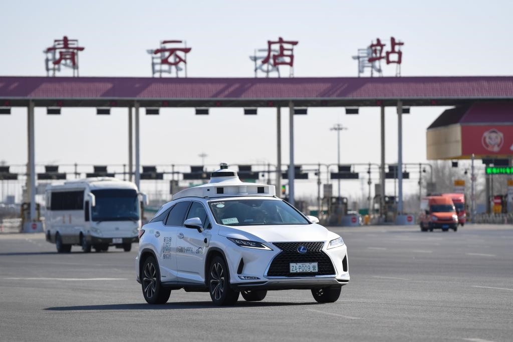 一輛自動(dòng)駕駛車行駛在北京大興國(guó)際機(jī)場(chǎng)到亦莊的自動(dòng)駕駛線路上（2024年3月1日攝）。新華社記者 鞠煥宗 攝