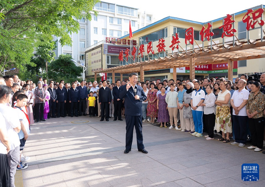 6月19日下午，習(xí)近平總書記在銀川市金鳳區(qū)長城花園社區(qū)考察時(shí)，同社區(qū)居民親切交流。