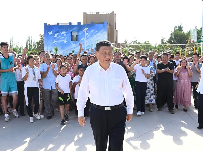 2022年7月14日，習(xí)近平總書記在新疆吐魯番市高昌區(qū)亞爾鎮(zhèn)新城片區(qū)新城西門村考察時(shí)，同各族群眾在一起。