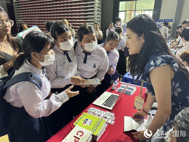 來(lái)自泰國(guó)的學(xué)生、家長(zhǎng)在教育展臺(tái)前咨詢。人民網(wǎng)記者 簡(jiǎn)承淵攝
