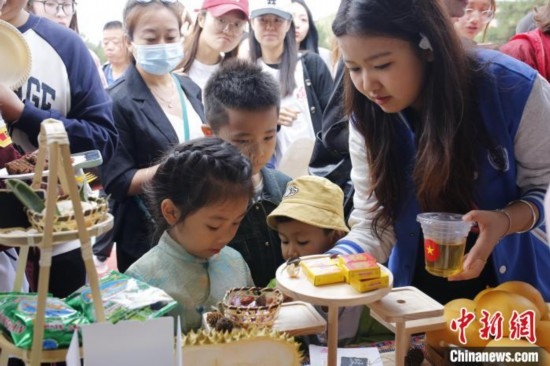 6月23日，越南留學生在國際文化節(jié)現(xiàn)場為小朋友制作美食。