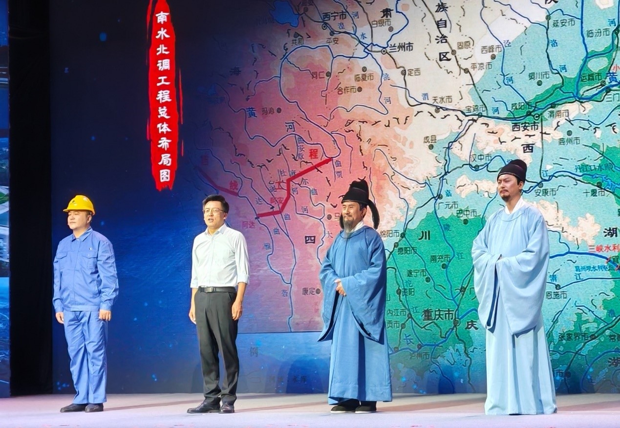 演員張志堅（右二）、演員侯京?。ㄓ乙唬?、北京郭守敬紀念館執(zhí)行館長張鵬（左二）和江蘇省江都水利工程管理處第二抽水站管理所副所長郭凱（左一）同臺演繹。