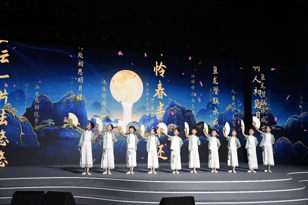 揚州市邗江區(qū)實驗學校蔣王小學學生吟誦《春江花月夜》。
