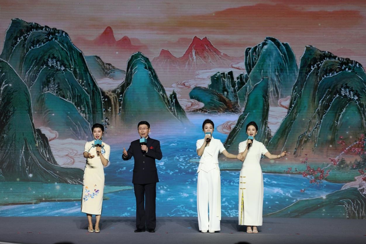 國家一級演員、京劇表演藝術家王平（左二），國家一級演員、南京藝術學院教授單雯（左一），浙江小百花越劇團青年演員陳麗君（右二）、何青青（右一）同臺唱響千年運河情。