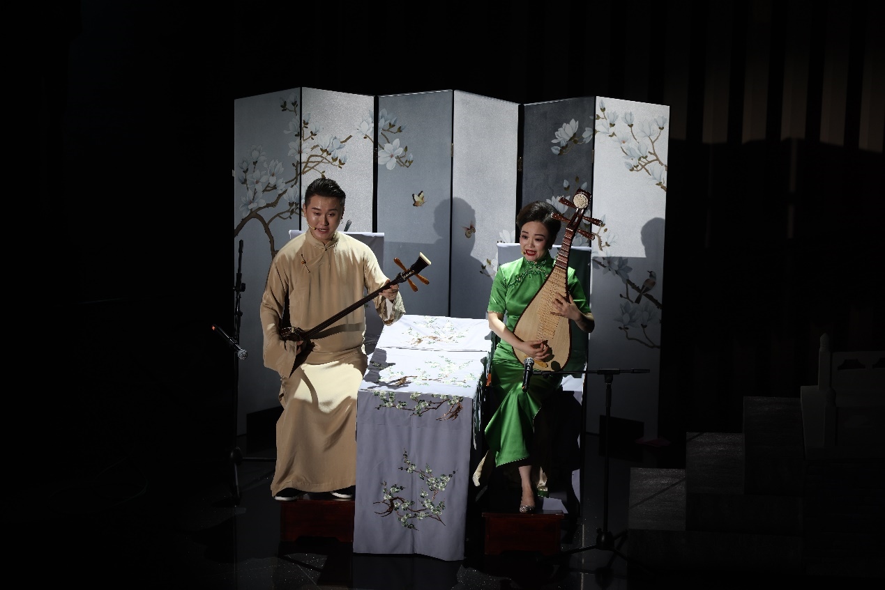 國家一級演員、揚州曲藝研究所青年演員劉芓君（右）、揚州曲藝研究所青年演員王智超（左）現(xiàn)場表演。
