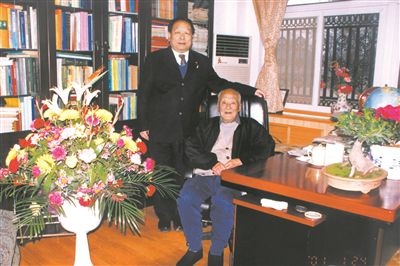 2001年2月，李德仁（左一）給導(dǎo)師王之卓拜年。