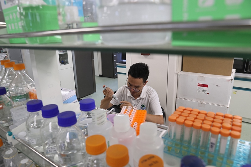 在三亞崖州灣科技城，一名青年科技工作者正在進(jìn)行科研工作。
