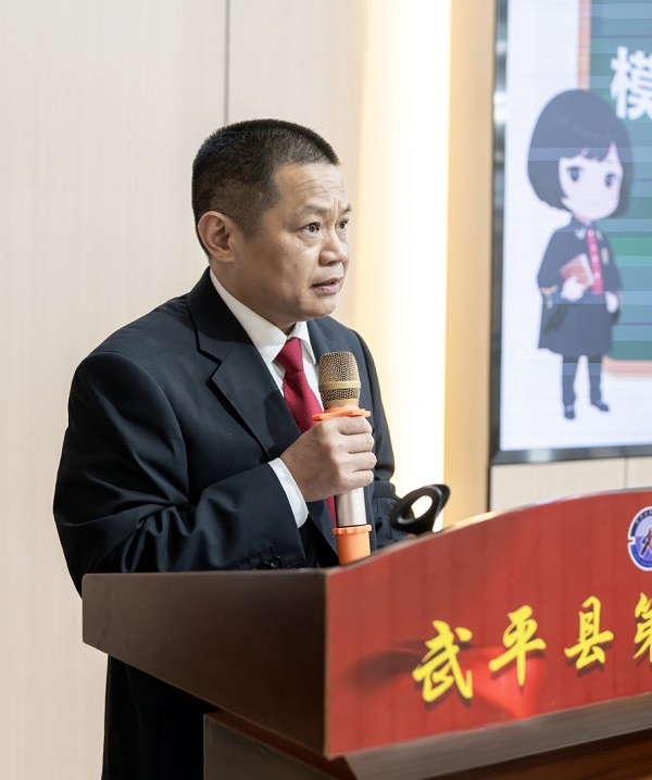 圖④：武平法院刑庭庭長候良石在模擬法庭后為學(xué)生上普法課。
