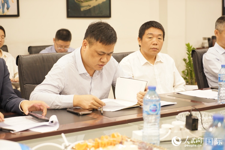 新當(dāng)選尼日利亞中國(guó)礦業(yè)聯(lián)合會(huì)會(huì)長(zhǎng)中國(guó)和聯(lián)公司董事長(zhǎng)李輝發(fā)言。人民網(wǎng)記者 姜宣攝