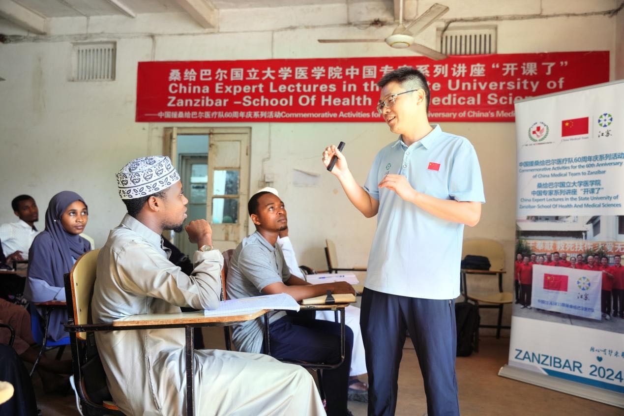 李勇醫(yī)生在解答學(xué)生的問題。 中國援桑醫(yī)療隊(duì)供圖