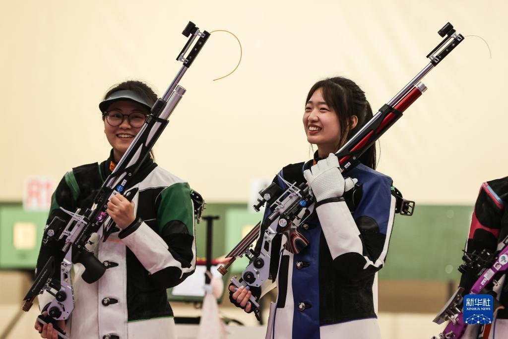 2023年9月24日，在杭州亞運(yùn)會(huì)射擊項(xiàng)目女子10米氣步槍個(gè)人決賽中，中國(guó)選手黃雨婷以252.7環(huán)的成績(jī)獲得冠軍，韓佳予獲得亞軍，印度選手拉米塔獲得季軍。圖為黃雨婷（右）、韓佳予在比賽后。新華社記者 單宇琦 攝