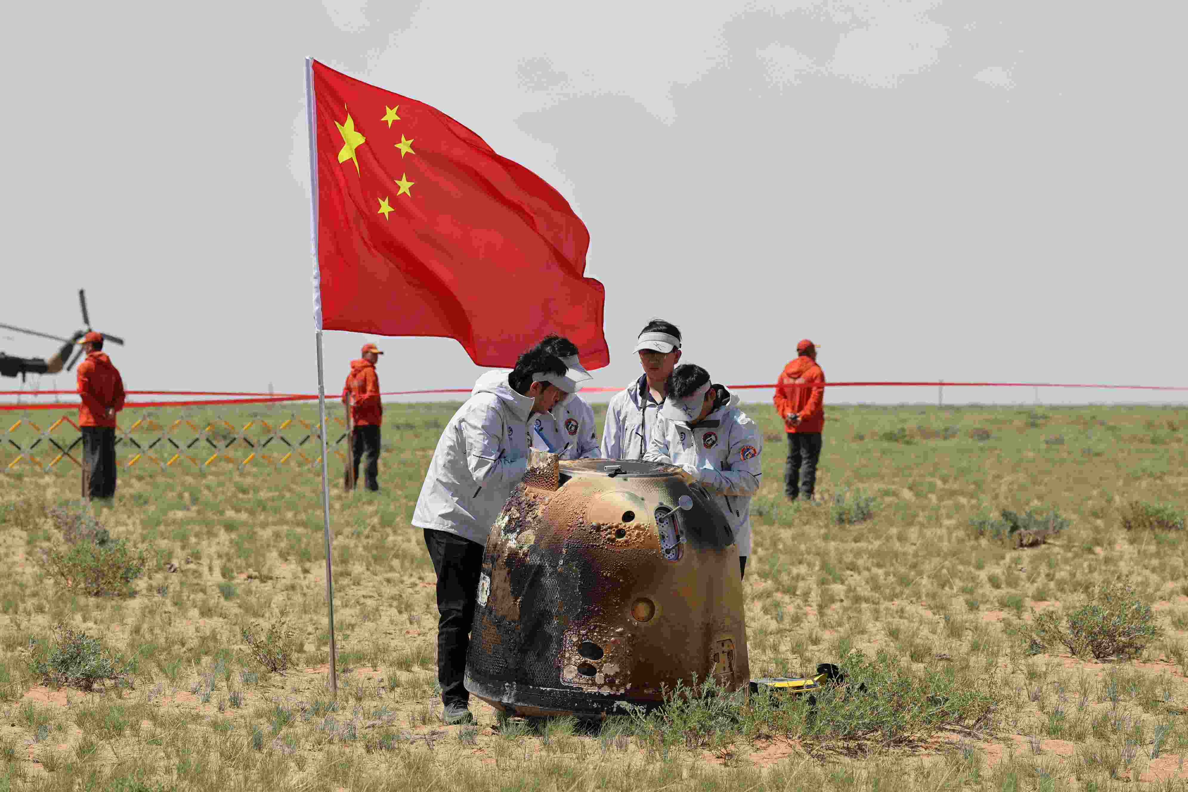 2024年6月25日拍攝的嫦娥六號(hào)返回器回收現(xiàn)場。