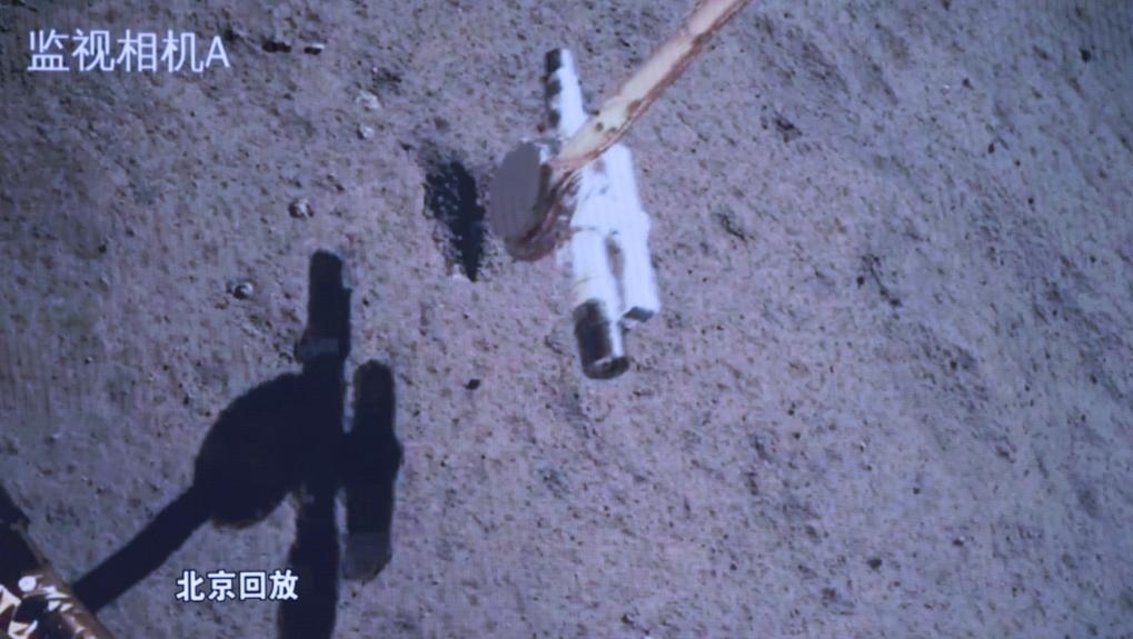 2024年6月4日在北京航天飛行控制中心屏幕上拍攝的嫦娥六號(hào)取樣回放畫(huà)面。新華社記者 金立旺 攝