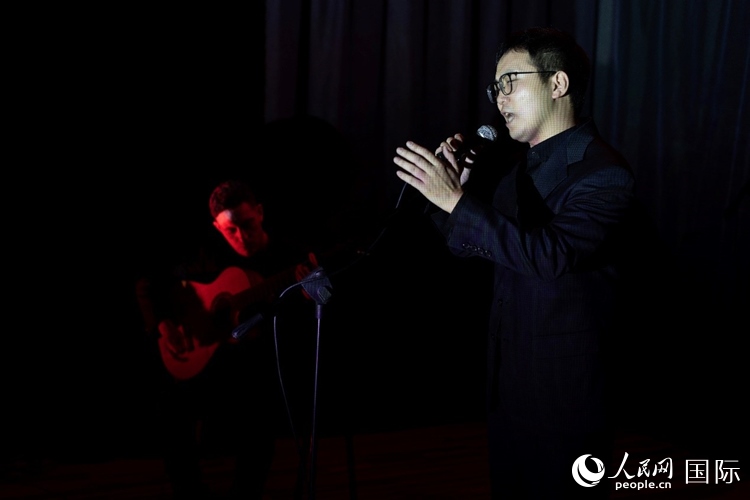 歌曲表演。馬丁·薩巴拉攝