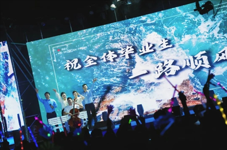 歌曲《祝你一路順風》演出現(xiàn)場。供圖：日照職業(yè)技術學院