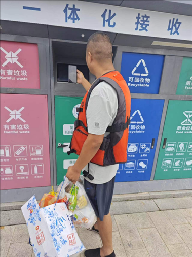 張琪在水上服務區(qū)處理生活垃圾。人民網(wǎng)記者 黃鈺攝