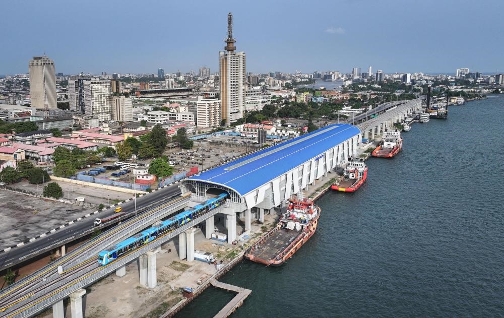 2024年3月2日，在尼日利亞拉各斯，一列輕軌藍(lán)線列車駛?cè)氪a頭站（無(wú)人機(jī)照片）。拉各斯輕軌藍(lán)線是西非地區(qū)首條由中國(guó)企業(yè)自主設(shè)計(jì)、建造、施工、運(yùn)營(yíng)的電氣化城市軌道交通項(xiàng)目。新華社記者 韓旭 攝