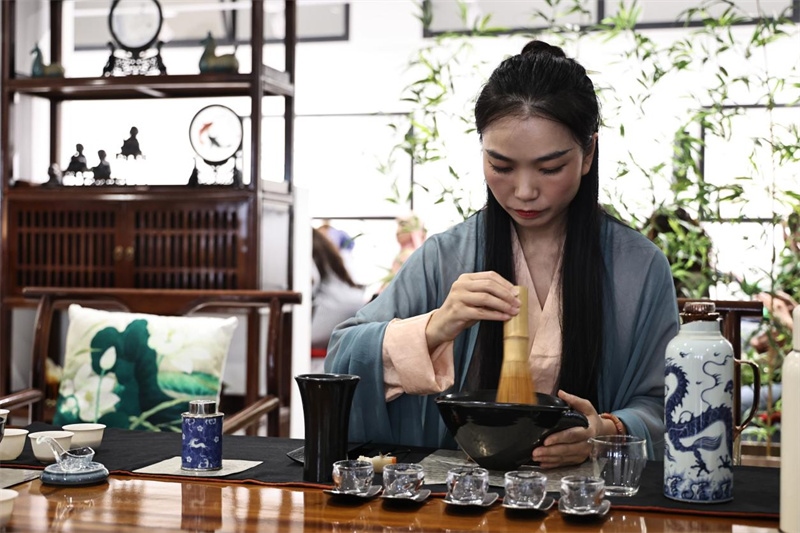 茶藝師現(xiàn)場展示宋式點茶。拉巴特中國文化中心供圖