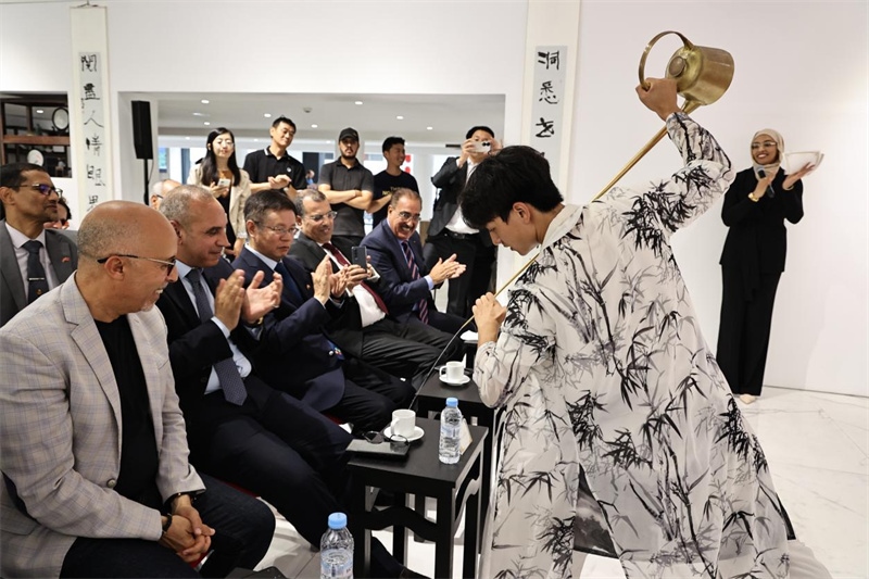 長嘴壺斟茶。拉巴特中國文化中心供圖