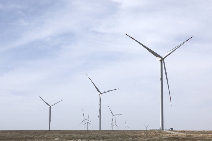 這是2023年4月3日在哈薩克斯坦札納塔斯拍攝的札納塔斯100兆瓦風電項目風機。新華社發(fā)（奧斯帕諾夫攝）