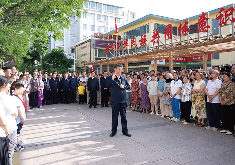 2024年6月19日至20日，中共中央總書記、國家主席、中央軍委主席習(xí)近平在寧夏考察。這是19日下午，習(xí)近平在銀川市金鳳區(qū)長城花園社區(qū)考察時(shí)，同社區(qū)居民親切交流。 新華社記者 謝環(huán)馳/攝