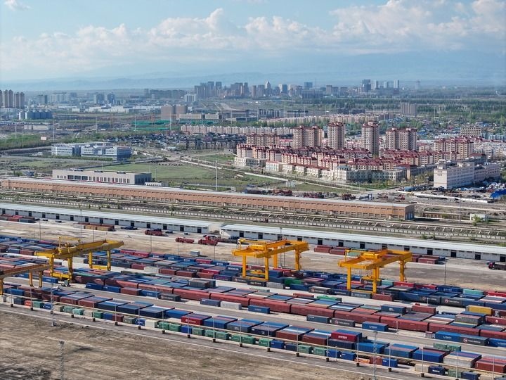這是2024年4月18日拍攝的霍爾果斯鐵路口岸換裝場（無人機照片）。新華社記者 趙戈 攝