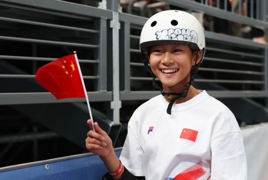 5月16日，巴黎奧運(yùn)會(huì)資格系列賽上海站滑板女子碗池預(yù)賽在上海舉行。圖為鄭好好在比賽后慶祝，她在預(yù)賽中最佳成績?yōu)?1.73分。新華社記者 王楷焱 攝