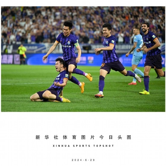  6月29日，天津津門虎隊(duì)球員劉俊賢（左一）在比賽中進(jìn)球后慶祝。新華社記者 孫凡越 攝