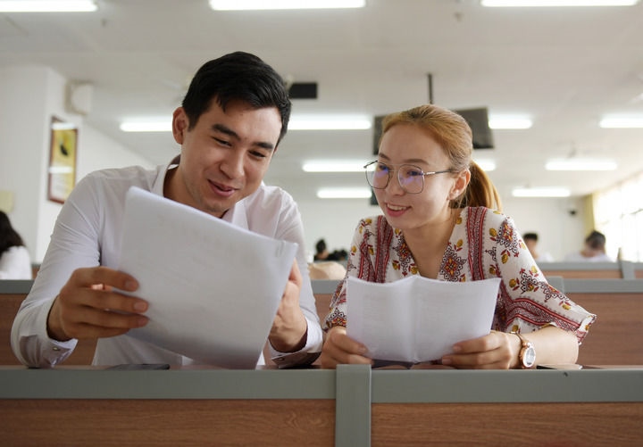 2019年6月10日，陜西中醫(yī)藥大學的哈薩克斯坦留學生馬文軒（左）和玲瑯在教室里討論他們的針灸推拿學畢業(yè)論文。新華社記者 李一博 攝