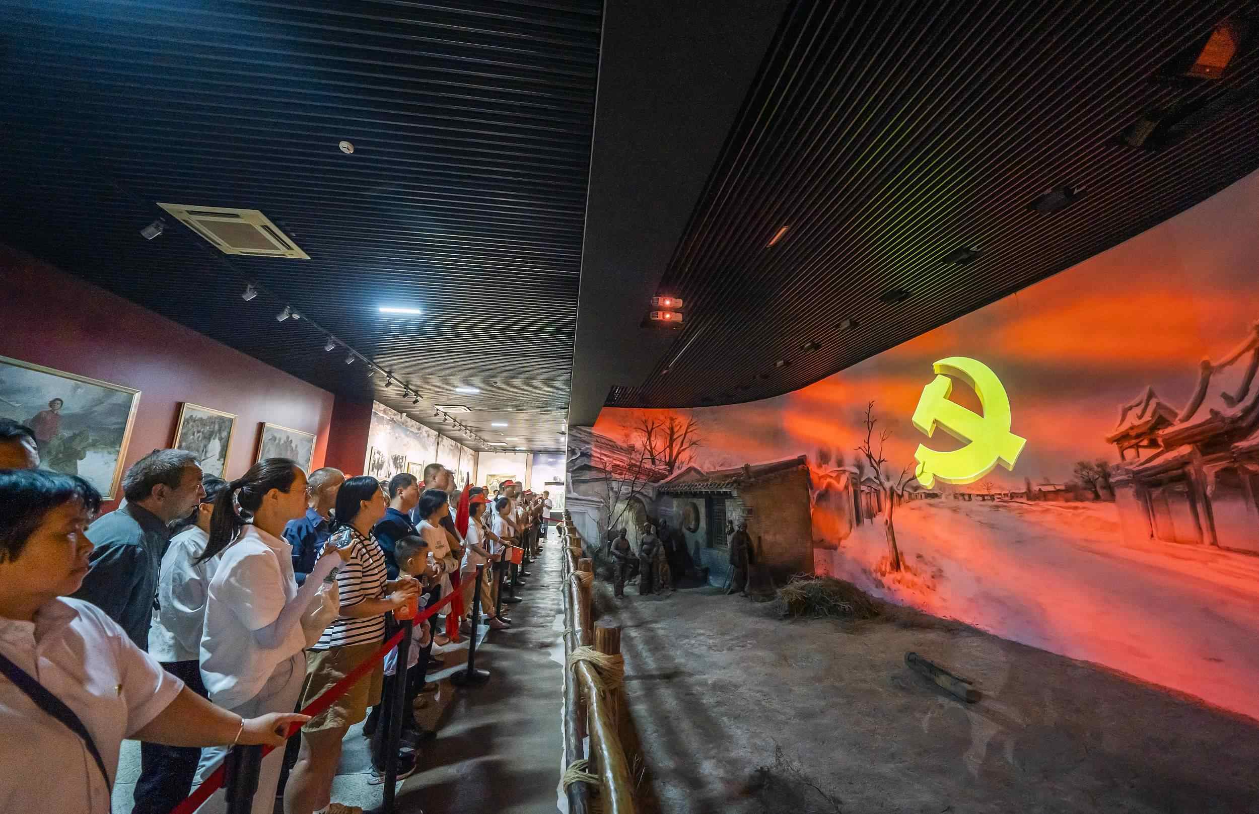 山西呂梁，游客正在文水縣劉胡蘭紀(jì)念館參觀。（圖片來源：視覺中國）