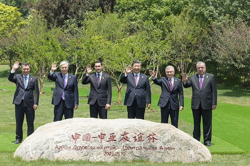 2023年5月19日，首屆中國—中亞峰會(huì)結(jié)束后，習(xí)近平主席和中亞五國元首共同種下6棵石榴樹，象征中國同中亞緊密團(tuán)結(jié)合作。新華社記者 劉彬 攝